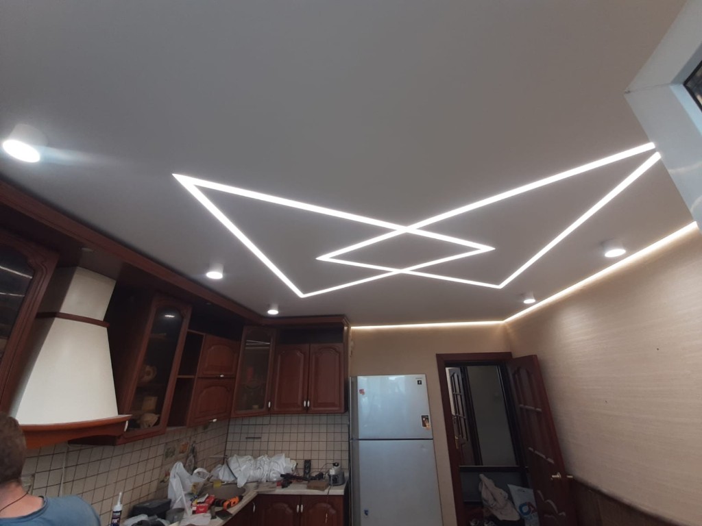 Кухня со световыми линиями 1