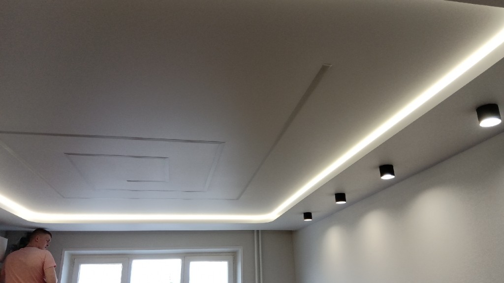 Гостиная с парящим потолком 3